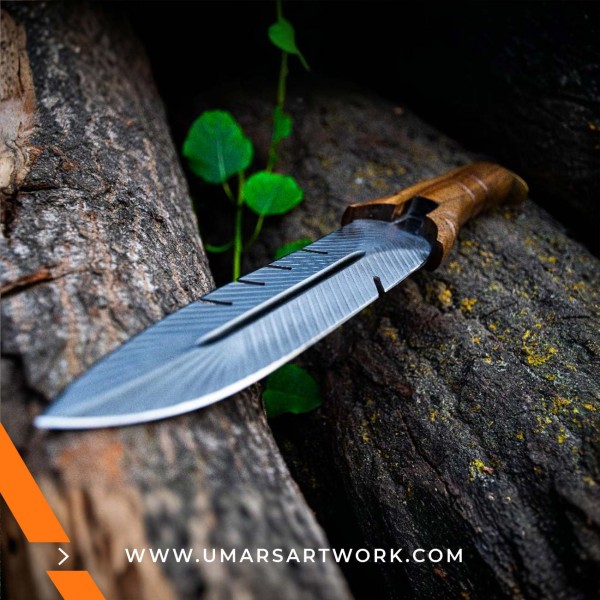 Fixed blade hunting knife with ergonomic handle